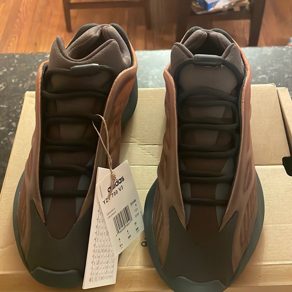 YZY 700 V3 brand new, never wore. Size 8
